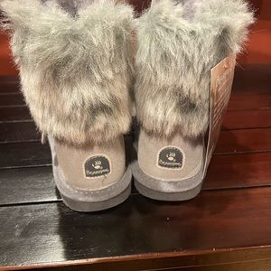 NWT Bearpaw youth size 2 boots gray